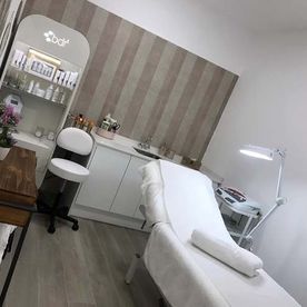 Centro de estética Avanzada Cuida-T salón con camilla