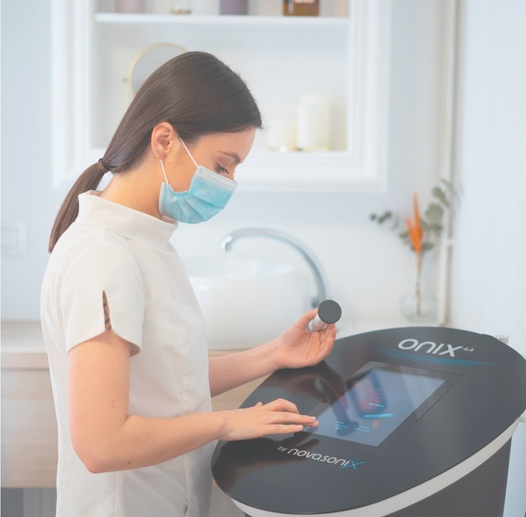 Centro de estética Avanzada Cuida-T mujer con equipo onix