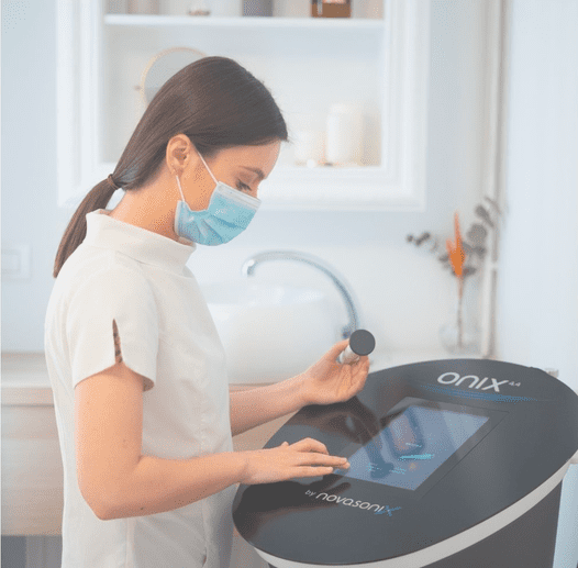 Centro de estética Avanzada Cuida-T mujer con equipo onix