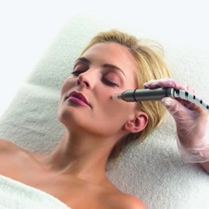 Centro de estética Avanzada Cuida-T maquina en cara de mujer