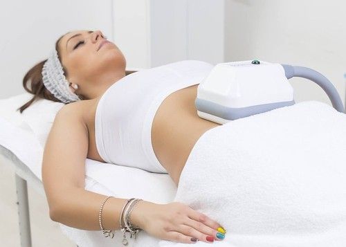 Centro de estética Avanzada Cuida-T mujer en tratamiento para el abdomen