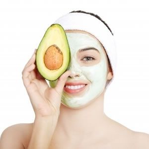 Centro de estética Avanzada Cuida-T mujer con aguacate