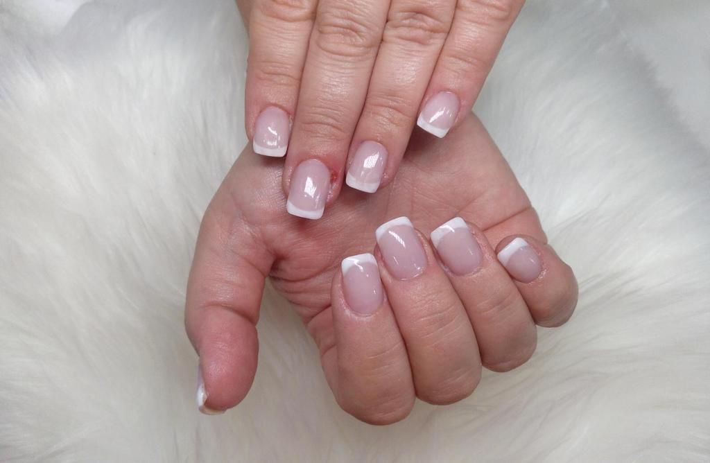 Centro de estética Avanzada Cuida-T manicura